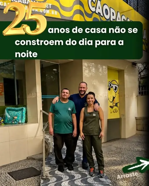 Parte da equipe na porta da clínica, sobre as ondas do calçadão, na arte dos 25 anos